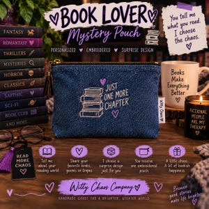 Puede incluir: Un estuche de cremallera de mezclilla azul oscuro con un bordado de una pila de libros y el texto Just One More Chapter. El estuche está rodeado de artículos temáticos de libros, incluyendo una taza blanca con texto, una vela negra y libros.