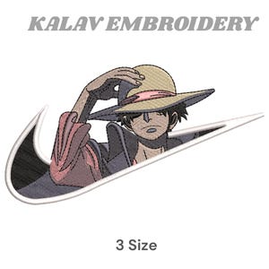 Può includere: Un disegno ricamato con un personaggio dei cartoni animati con un cappello di paglia, integrato in un logo bianco. Il personaggio è raffigurato in tonalità di nero, rosso e beige. Il testo "KALAV EMBROIDERY" e "3 Size" sono visualizzati in grigio.