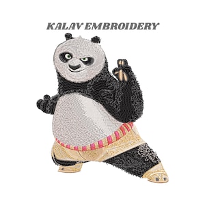 Puede incluir: Imagen bordada de un oso panda en una postura de artes marciales. El panda es blanco y negro con una expresión seria, vistiendo un atuendo dorado y rosa. El texto "KALAV EMBROIDERY" está encima del panda.