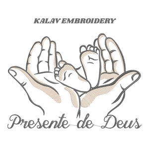 Może przedstawiać: Haftowany wzór przedstawiający dłonie trzymające stopy dziecka. Tekst "KALAV EMBROIDERY" znajduje się nad dłońmi, a "Presente de Deus" poniżej. Wzór jest w odcieniach beżu i szarości na białym tle.