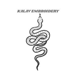 Puede incluir: Diseño de serpiente bordada en blanco y negro. La serpiente está enrollada y detallada con un patrón texturizado. El texto "KALAV EMBROIDERY" está encima de la serpiente.