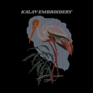 Könnte beinhalten: Kreuzstich-Stickerei eines Vogels mit langen roten Beinen und einem langen orangefarbenen Schnabel, vor blau-weißem Hintergrund. Der Vogel sitzt in der Nähe von grünem Laub. Der Text "KALAV EMBROIDERY" steht oben.