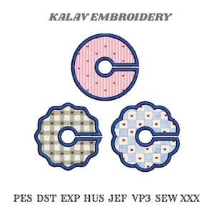 Puede incluir: Tres diseños de bordado circulares etiquetados KALAV EMBROIDERY. Uno es un círculo de rayas rosas con corazones rojos, y dos son círculos festoneados con patrones de cuadros verdes o azules con corazones rojos. Formatos: PES, DST, EXP, HUS, JEF, VP3, SEW, XXX.