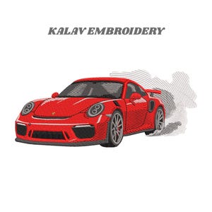 Könnte beinhalten: Gesticktes rotes Sportwagen-Design mit schwarzen Akzenten und einem Heckspoiler, dargestellt mit Bewegungslinien. Der Text "KALAV EMBROIDERY" befindet sich über dem Auto.
