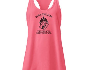 Könnte beinhalten: Ein pinkfarbenes Tanktop mit dem Text "BURN THE MAP." über einer Grafik einer brennenden Karte. Darunter steht der Text "THE FIRE WILL LIGHT YOUR WAY."