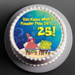 Könnte beinhalten: Ein runder Kuchen mit weißem Zuckerguss und einem grauen Sockel. Die Oberseite des Kuchens zeigt einen blau-grünen Hintergrund mit dem Text "You Know What's Funnier Than 24?... 25!". Die Zeichentrickfiguren Patrick Star und SpongeBob Schwammkopf sind ebenfalls auf dem Kuchen.