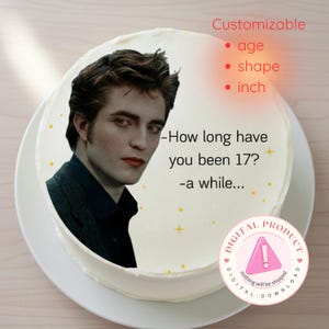 Könnte beinhalten: Ein runder Kuchen mit weißem Zuckerguss, der ein Bild einer Person und den Text "How long have you been 17? -a while..." zeigt. Der Kuchen ist mit gelben Sternen und den Worten "Customizable", "age", "shape" und "inch" verziert.