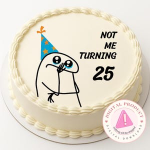 Puede incluir: Una tarta redonda de color crema con glaseado blanco y un borde decorativo. La tarta presenta un personaje de dibujos animados con un gorro de fiesta y el texto "NOT ME TURNING 25". Una pegatina rosa de producto digital está en la parte inferior derecha.