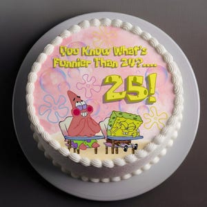以下が含まれることがあります： ピンク色のフロスティングと白い縁取りが施された丸いバースデーケーキ。ケーキには、スポンジ・ボブとパトリック・スターのキャラクターが描かれており、テキスト「You Know What's Funnier Than 24?.... 25!」が黄色で表示されています。