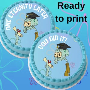 Può includere: Due torte rotonde con glassa blu, ognuna con un'immagine a cartoni animati di Squiddi con un cappello di laurea. Una torta dice "ONE ETERNITY LATER", l'altra dice "YOU DID IT!". Il testo "Ready to print" è visibile.