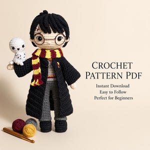 Op de afbeelding: Een gehaakte pop van een jongen met zwart haar, een ronde bril en een bliksemschichtlitteken, gekleed in een zwarte mantel en een geel met bordeauxrode sjaal, met een kleine witte uil. Tekst: CROCHET PATTERN PDF, Instant Download, Easy to Follow.