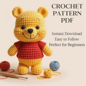 Puede incluir: Un oso amarillo tejido a ganchillo con una camisa roja. El oso tiene nariz y ojos negros y una cara sonriente. La imagen incluye el texto "CROCHET PATTERN PDF" y "Instant Download Easy to Follow Perfect for Beginners".