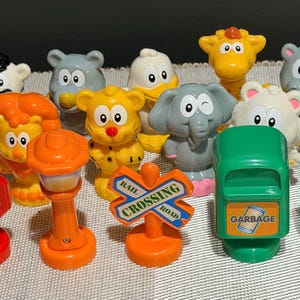 Vintage VTech Smartville Animal Figures & Signs Lot 15 Pc Replacement Set - Alphabet Train  Zoo Town Accessories (2006)