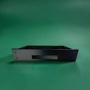 以下が含まれることがあります： 黒いハンドルと「But First, Coffee」のテキストが黒い太字で書かれた白いセラミックマグ。マグは白い表面に置かれています。