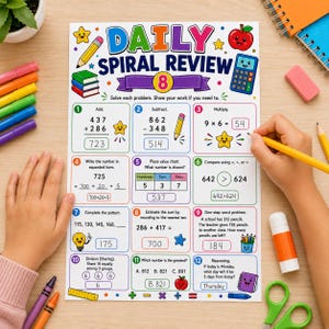 Op de afbeelding: Een Daily Spiral Review wiskundewerkblad met twaalf genummerde opgaven en kleurrijke illustraties van sterren, een appel en een rekenmachine. De pagina bevat optelsommen, aftreksommen, vermenigvuldigingen en tekstuele rekenvraagstukken.