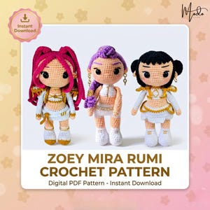 Puede incluir: Tres muñecas de ganchillo hechas a mano con diferentes peinados y atuendos. Las muñecas tienen cabello rosa, morado y negro, y visten atuendos blancos y dorados. El texto "ZOEY MIRA RUMI CROCHET PATTERN" se muestra debajo.