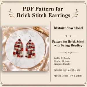 Pode incluir: Um padrão em PDF para brincos de ponto tijolo com contas de franja. O texto diz: PDF Pattern for Brick Stitch Earrings, Instant download, Pattern for Brick Stitch with Fringe Beading, Width: 15 beads, Height: 14 beads, Fringe: 34 beads, Finished size: 2.6 x 6.7 cm, Miyuki Delica 11/0: 5 colors.