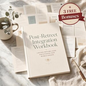 Può includere: Un quaderno color crema intitolato "Post-Retreat Integration Workbook" con il testo "A 40-PAGE PRINTABLE GUIDE FOR SUSTAINING YOUR RETREAT INSIGHTS." L'immagine include una tazza, una penna e materiali bonus.