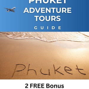 Op de afbeelding: Reisgidsomslag met een blauwe luchtachtergrond met vliegtuigen. De tekst luidt "PHUKET ADVENTURE TOURS GUIDE". Het woord "Phuket" is in het zand geschreven. Extra tekst luidt "2 GRATIS bonus reisgidsen inbegrepen."