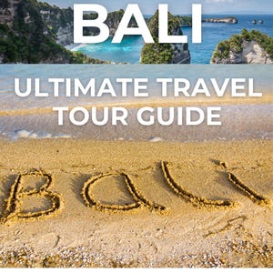 Può includere: Copertina di una guida turistica con la parola "BALI" in grandi lettere bianche su una vista panoramica sull'oceano. Viene visualizzato anche il testo "ULTIMATE TRAVEL TOUR GUIDE". La parola "BALI" è scritta nella sabbia. Un aereo vola nel cielo.