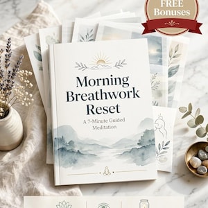 Peut inclure: Un livret blanc intitulé Morning Breathwork Reset A 7-Minute Guided Meditation avec une illustration de paysage de montagne à l'aquarelle. La couverture présente une icône de soleil, un symbole de lotus et du texte. Trois icônes indiquent calm energy, focus, morning clarity.