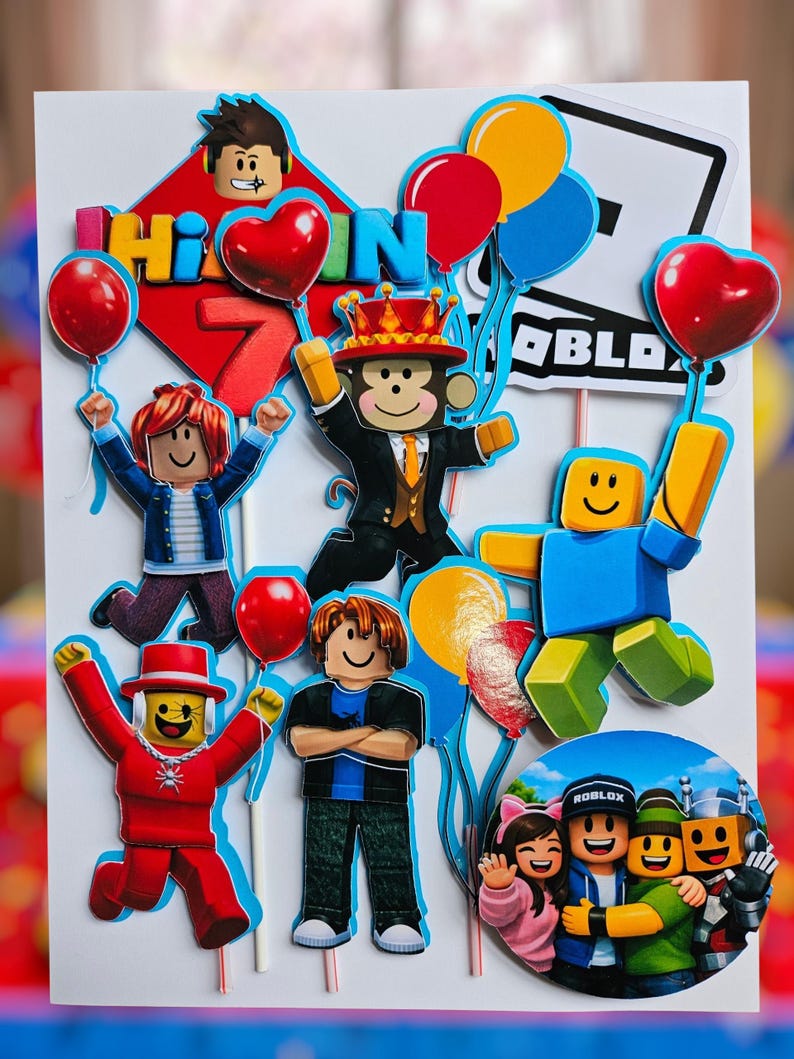 以下が含まれることがあります： Robloxのキャラクターと風船が描かれた、カラフルなケーキトッパー。「Hi In 7」の文字と、様々な衣装を着たRobloxのキャラクターが描かれています。赤、黄、青の風船も含まれています。
