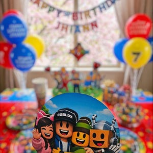 以下が含まれることがあります： 風船、"Happy Birthday Jhiann"と書かれたバナー、Robloxのキャラクターが描かれた円形の装飾がある誕生日パーティーのシーン。テーブルにはお皿やその他のパーティー用品が並べられ、お祝いの雰囲気を醸し出しています。