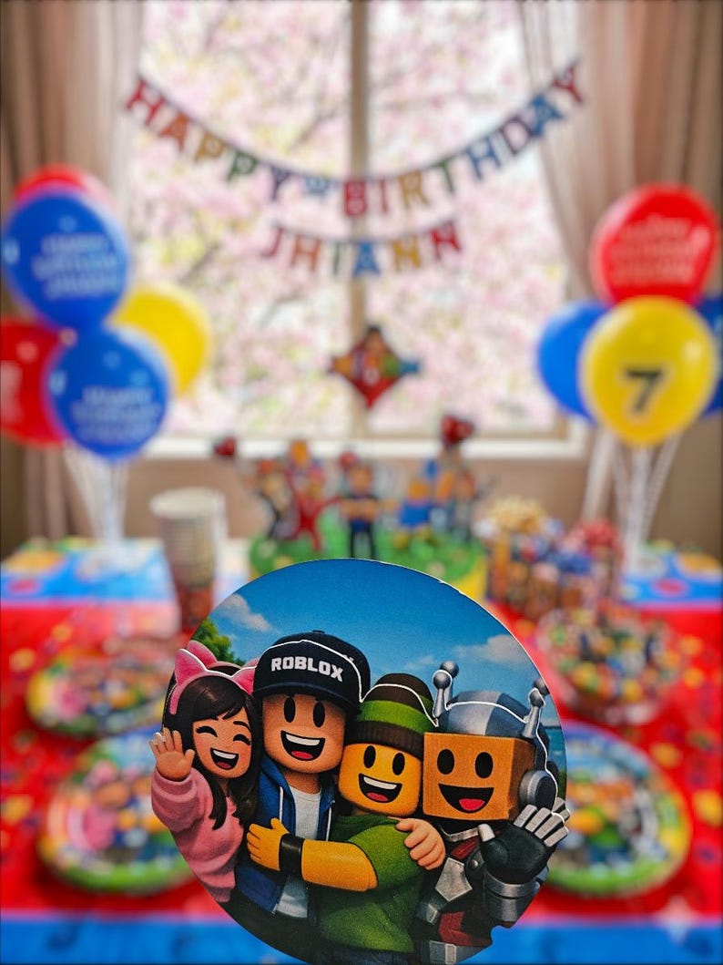 以下が含まれることがあります： 風船、"Happy Birthday Jhiann"と書かれたバナー、Robloxのキャラクターが描かれた円形の装飾がある誕生日パーティーのシーン。テーブルにはお皿やその他のパーティー用品が並べられ、お祝いの雰囲気を醸し出しています。