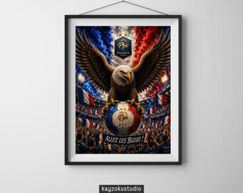 Op de afbeelding: Ingelijste kunstprint met een majestueuze adelaar met uitgespreide vleugels bovenop een voetbal. De bal toont de kleuren van de Franse vlag. De achtergrond toont een menigte fans en de Franse vlag. De tekst "Allez les Bleus!" is zichtbaar.