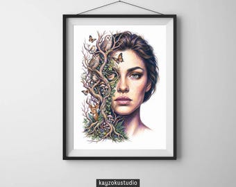 Op de afbeelding: Ingelijste kunstdruk met een vrouwengezicht dat samengaat met een boom, versierd met uilen, vlinders en een hert. Het kunstwerk bevindt zich in een zwart frame en bevat de tekst "kayzokustudio".