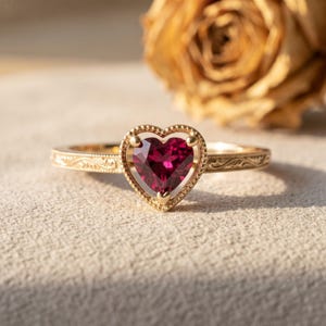 Anillo de corazón de rubí rojo en oro de 14 quilates / Hermosa alianza vintage grabada / Delicada joya con marco de corazón y detalles milgrain / Regalo para ella