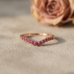 Anillo de oro de 14k con rubíes y diseño de chevrón / Anillo de boda en forma de V / Hermosa joya curva de media eternidad con rubíes / Anillo apilable / Regalo para ella