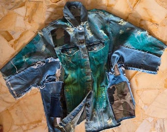 Chaqueta vaquera reciclada • Kimono vaquero con patchwork de camuflaje reelaborado • Ropa urbana desgastada de gran tamaño pintada a mano Y2K