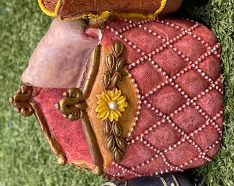 Hand-Painted Western Cowboy Boot with Quilt & Pottery Figurine – 7.5” Decorative Sculpture