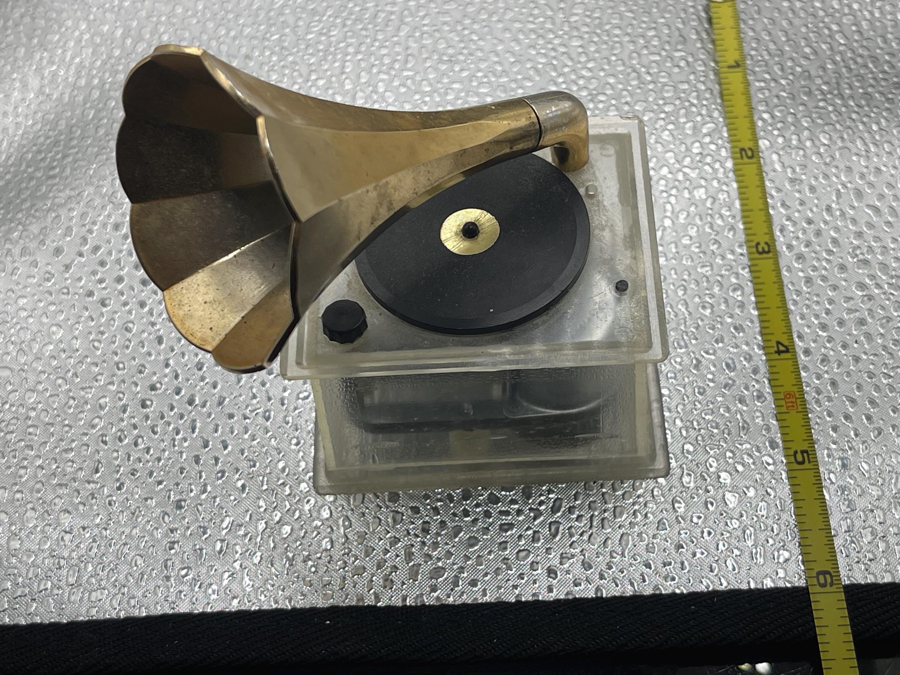 ヴィンテージスタイルの巻き上げ式オルゴール蓄音機 | 真鍮ホーン付き