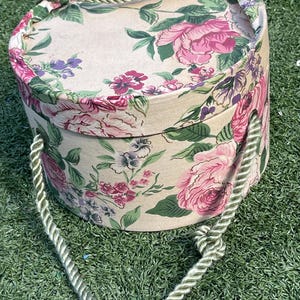 Vintage 8-Inch Floral Hat Box with Cord Handle – Shabby Chic Decorative Storage