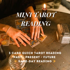 Puede incluir: Una escena de lectura de tarot con cartas del tarot, una vela encendida y una caja decorativa. El texto "MINI TAROT READING" se muestra en la parte superior, con "3 CARD QUICK TAROT READING" y "PAST - PRESENT - FUTURE" debajo. También se ven las palabras "SAME-DAY READING".