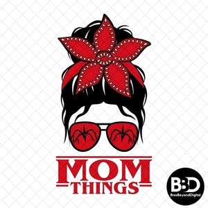 Mamma Saker SVG PNG, Messy Bun Demogorgon Sublimering, Stranger Mama Gåvor, Retro 80-tals Skräckfilm T-shirt Design Cut File