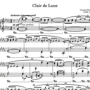 Può includere: Spartito di "Clair de Lune" di Claude Debussy. Il titolo è in alto, con il nome e le date del compositore in basso. La notazione musicale riempie la pagina, con chiavi di violino e di basso, note e indicazioni dinamiche come "pp" e "con sordina".