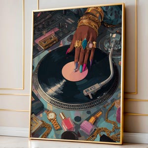 以下が含まれることがあります： 金色のブレスレットと指輪で飾られたDJの手が、カラフルなネイルでターンテーブルの上に描かれた額入りのアートワーク。 金色のジュエリー、マニキュア、時計がターンテーブルの周りに配置されています。 アートワークは金色のフレームに入っています。