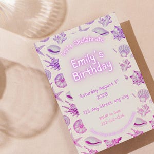Puede incluir: Una invitación de cumpleaños con temática de conchas marinas. La invitación presenta un fondo claro con ilustraciones de conchas marinas moradas. El texto dice "Let's Shellabrate Emily's Birthday" con la fecha, la dirección y la información RSVP.