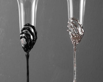 Copas de champán con forma de mano de esqueleto de metal: copas para brindis de boda gótica, copas de vino para fiestas de Halloween, regalo único para amantes de las calaveras.