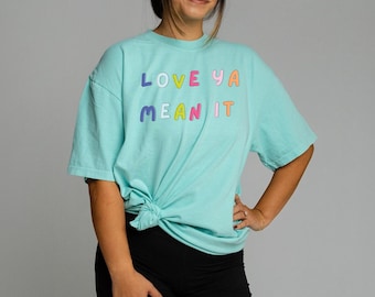 Camiseta "Love Ya Mean It Comfort Colors" - Bonita camiseta gráfica para mujer