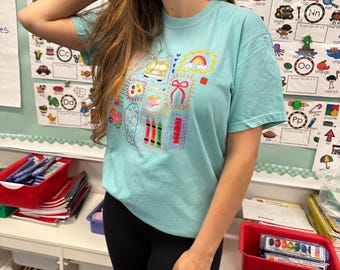 Camiseta gráfica con ícono de maestro y colores cómodos: linda camiseta de regreso a clases para maestros
