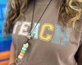 Camiseta gráfica TEACH Comfort Colors - Camiseta de estilo universitario para profesores