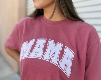 Camiseta Varsity Mama Comfort Colors - Camiseta con gráfico de mamá adorable - Estilo cotidiano