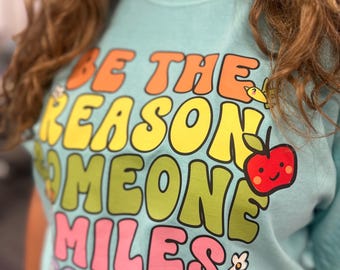 Camiseta "Sé la razón por la que sonríes" con colores cómodos - Camiseta con gráfico positivo para mujer - Bonita camiseta con gráfico retro