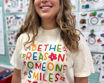Camiseta con colores cómodos "Sé la razón de la sonrisa" - Camiseta con gráficos positivos para mujer