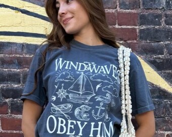 Camiseta cristiana con gráficos "Incluso el viento y las olas le obedecen" - Camiseta cristiana playera - Ropa basada en la fe