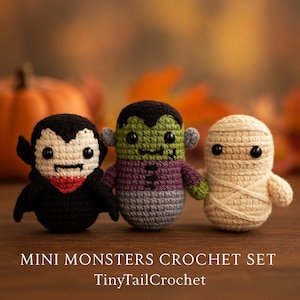 Può includere: Un set di tre mini mostri all'uncinetto fatti a mano: un vampiro, il mostro di Frankenstein e una mummia. Il vampiro è nero con un colletto rosso, il mostro è verde e viola e la mummia è avvolta in filato beige. Il testo "MINI MONSTERS CROCHET SET" è sotto.